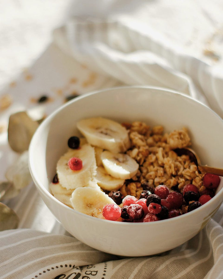 Breakfast bowl with fruit and oats